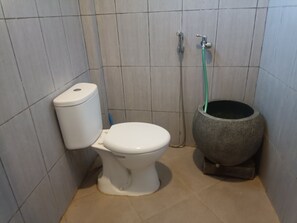 Suite | Kamar mandi | Shower, handuk,  dan tisu toilet