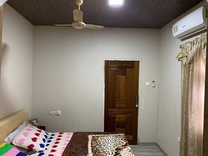 2 bedrooms, iron/ironing board, bed sheets