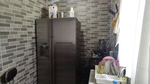 Private kitchen - Family home, with work area  (Gbawe)