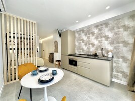 Tabla de planchar con plancha, wifi gratis, ropa de cama