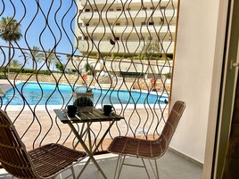 Een strijkplank/strijkijzer, gratis wifi, beddengoed