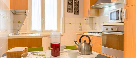 ثلاجة، ميكروويف، فرن، موقد طهي مسطح