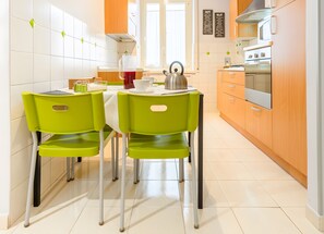 Fridge, microwave, oven, stovetop - Apartment 'Claudia - Valpo39' with Balcony, Wi-Fi and Air Conditioning (Roma)