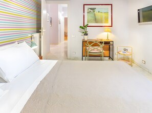 2 bedrooms, iron/ironing board, free WiFi, bed sheets - Apartment 'Claudia - Valpo39' with Balcony, Wi-Fi and Air Conditioning (Roma)