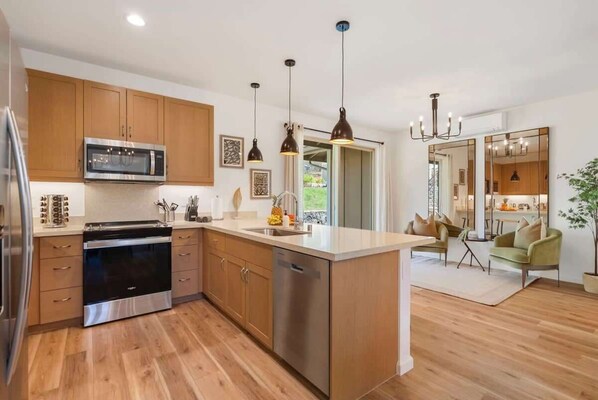 Refrigerador, microondas, horno y parrilla de estufa 