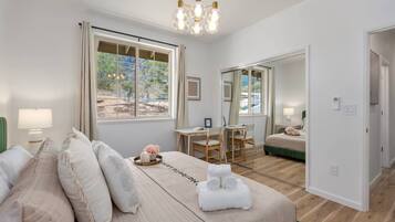 3 habitaciones, escritorio y tabla de planchar con plancha