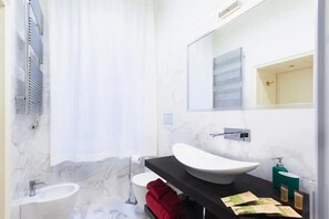 Shower, hair dryer, bidet, towels - Maison Pellegrì - Newly Renovated Apartment/Flat - Trevi Rome (Roma)