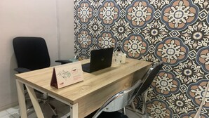A wooden desk with a laptop, a chair, and a decorative item on the desk. - Hotel O Pondok Puti Sartika SyariahNearPasar Jum'at Aluh Aluh (Banjarmasin)