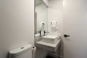 Bruser, hårtørrer, håndklæder