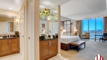 Escritorio, tabla de planchar con plancha, wifi gratis y ropa de cama