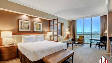 Een bureau, een strijkplank/strijkijzer, gratis wifi, beddengoed