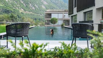 Außenpool, Sonnenschirme, Liegestühle