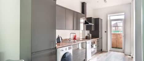Frigorifero, microonde, forno, piano cottura