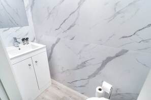 Douche, séchoir  à cheveux, serviettes fournies, shampooing