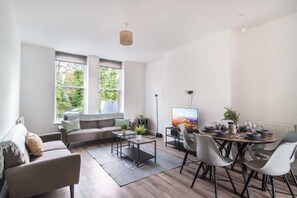 TV, offices - Spacious 3 Bed Apartment in Waterloo, Liverpool (Liverpool)
