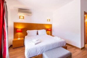 4 habitaciones, tabla de planchar con plancha, wifi y ropa de cama 