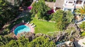 A large house with a swimming pool surrounded by lush greenery. - Villa Flores - Close to the Amendoeira Golf Resort! (Pêra)