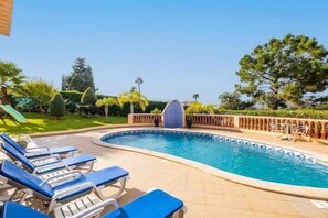 A swimming pool with blue lounge chairs and a wooden deck. - Casa Bella Vista - Fantastic views of the Algarvian mountains, Monchique. (Estômbar)