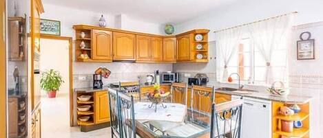 Kühlschrank, Mikrowelle, Ofen, Geschirrspüler