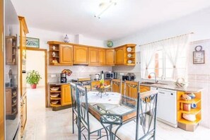 Kjøleskap, mikrobølgeovn, ovn og oppvaskmaskin