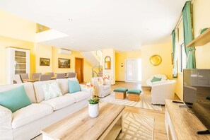 TV - Villa Vida - Spacious 4 bedroom villa, by Old Town (Albufeira)