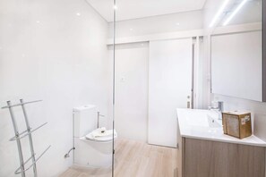 Badewanne, Haartrockner, Handtücher