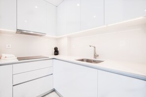 Kühlschrank, Mikrowelle, Ofen, Geschirrspüler