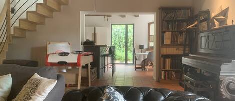 Smart-tv, een open haard, een videogameconsole en tafelvoetbal