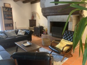 Smart-TV, Kamin, Videospielkonsole, Tischfußball