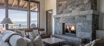 Book a Holiday Getaway Today! Luxury Townhome with Hot Tub! Beautiful Views!