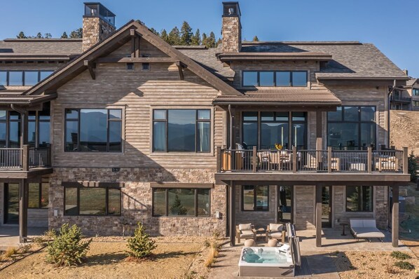 Exterior - Book a Holiday Getaway Today! Luxury Townhome with Hot Tub! Beautiful Views! (Big Sky)