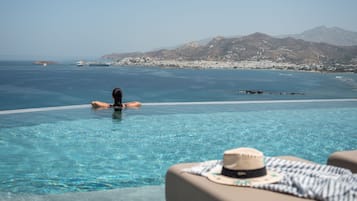 Piscine extérieure (ouverte en saison), parasols de plage