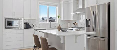 ثلاجة، ميكروويف، فرن، موقد طهي مسطح