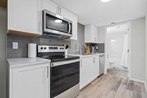 Geladeira, micro-ondas, fogão, cooktop