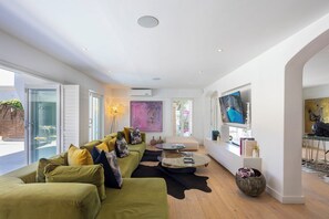 Living area - Clifton YOLO Spaces - Clifton Private Beach Villa (Cape Town)