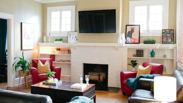 Smart TV, chimenea, oficina