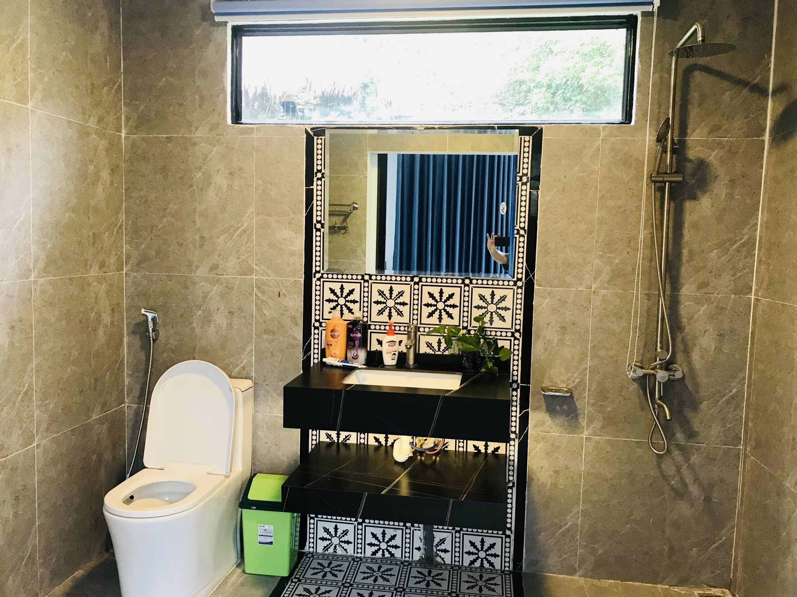 Un baño con inodoro, lavamanos y ducha.