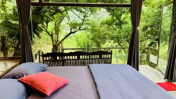 Free WiFi, bed sheets