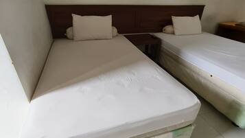Habitación estándar con 2 camas individuales | Espacio para trabajar con un portátil, wifi gratis, ropa de cama