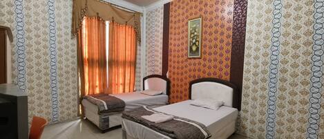 Standard Twin Room | Laptop workspace, free WiFi, bed sheets