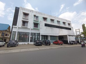 Exterior - Hotel O Wisma Hamalau SyariahNearPulau Bromo Pedestrian Bridge (Banjarmasin)