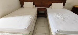 Tomannsrom – standard | Skrivebord for bærbar PC, wi-fi (inkludert) og sengetøy