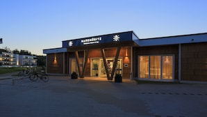 Moderni rakennus, jonka yläpuolella on kyltti, jossa lukee: ”MAREMÖRITZ Vachler Resort & Spa”.