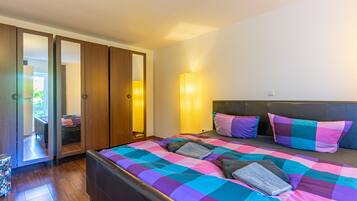 1 bedroom, travel cot, free WiFi, bed sheets