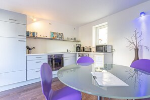 Kühlschrank, Mikrowelle, Ofen, Herdplatte