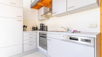 KĂŒhlschrank, Ofen, Herdplatte, GeschirrspĂŒler