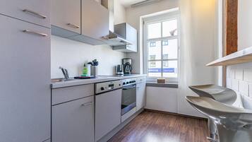 Een koelkast, een oven, een kookplaat, een vaatwasser