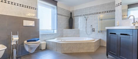 Douche, bidet, serviettes fournies