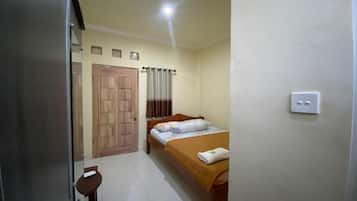 مكتب ومساحة عمل للكمبيوتر المحمول وواي فاي مجانًا وملاءات أسرّة