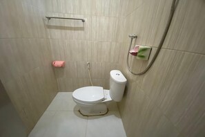 Habitación doble Deluxe | Baño | Regadera, toallas, papel de baño 